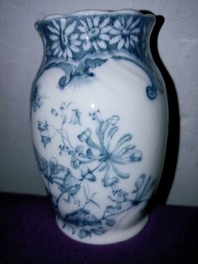 Vintage Furnival Flow Blue & White Floral Porcelain Vase - Royal Pattern